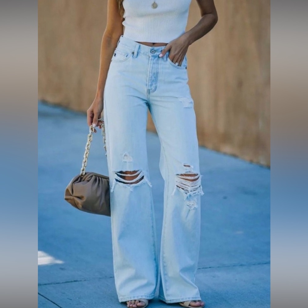 KanCan Ultra High Rise 90s Flare Jeans in light wash size 27